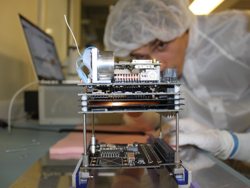 2015-10-10 - Stefan Damkjar, electrical engineering student at the University of Alberta, building the CubeSat Ex-Alta 1 as part of the university’s participation in the QB50 mission. (Credits: University of Alberta, Charles Nokes)